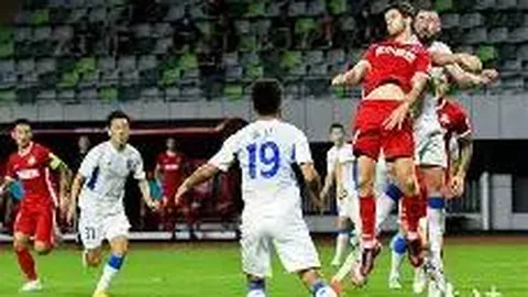 艾登-海文曼最新动态：摆脱拐杖，配护靴步出王权球场